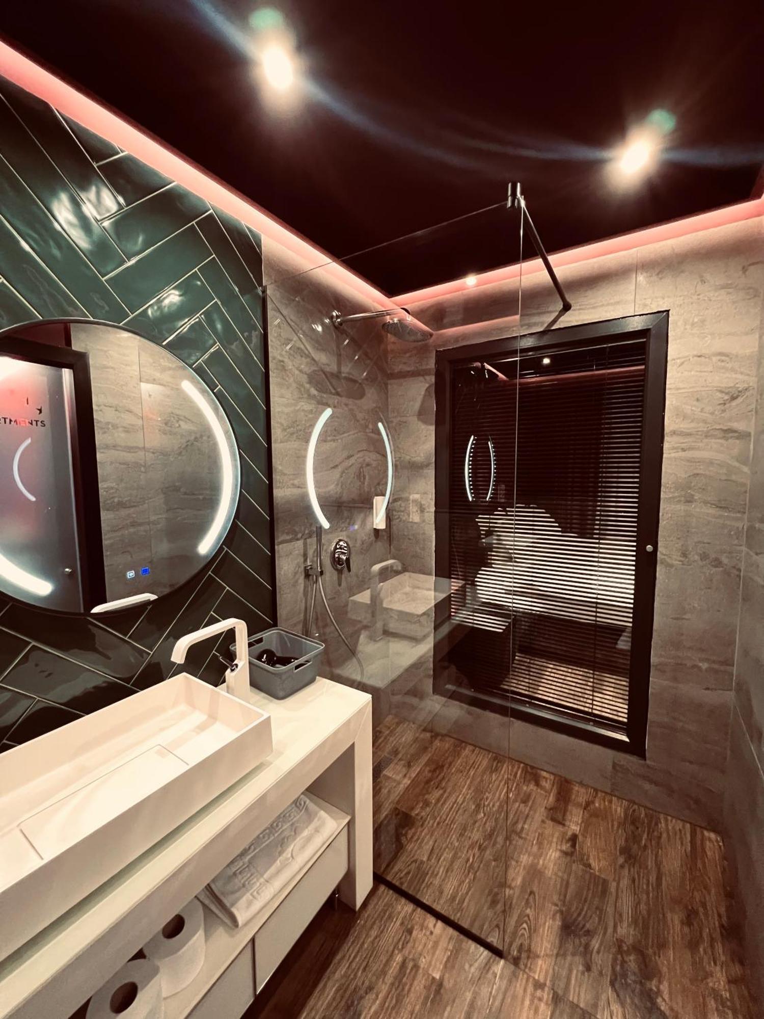 Deluxe Rooms ติรานา ภายนอก รูปภาพ