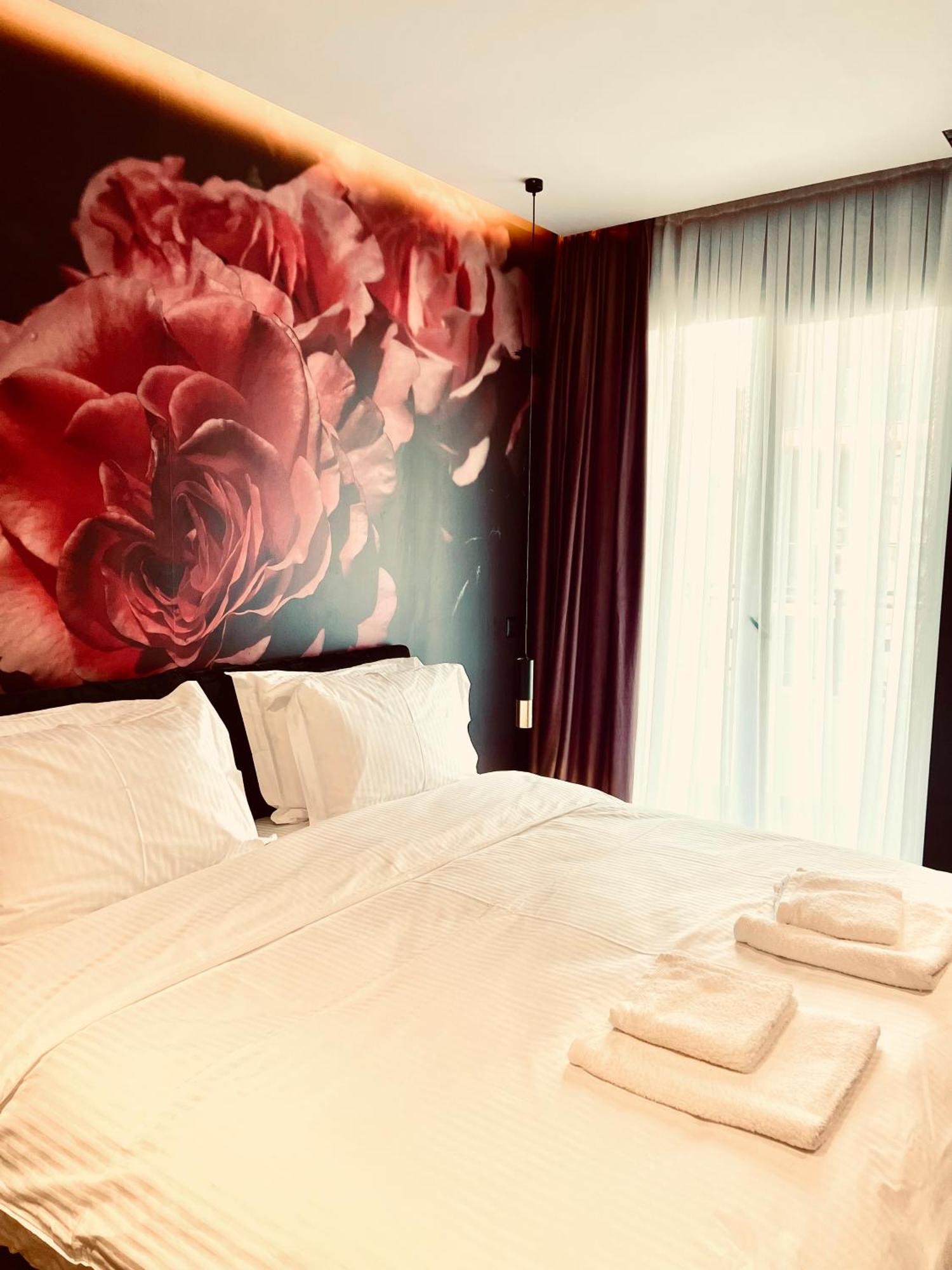 Deluxe Rooms ติรานา ภายนอก รูปภาพ